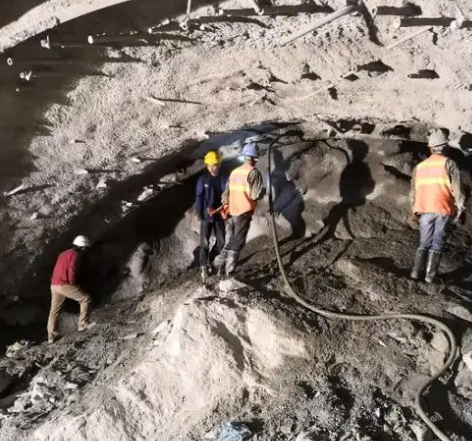 白塔拱顶带模注浆料的施工流程及注意事项